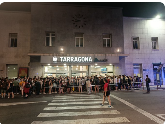AdricatBcn's tweet photo. @viquirepublica @govern @socialistes_cat  NO sap NI GESTIONAR/NI PLANIFICAR la LOGÍSTICA,del Esdeveniment q ells mateixos promocionan: Eclipsi..
No és cap Esdeveniment Inesperat, ni Sobtat...
Com VOLEU q gestionin bé un País..???
Votar INEPTES  i a qui els recolzan, és tenir això.. https://t.co/BkU04xCtbU