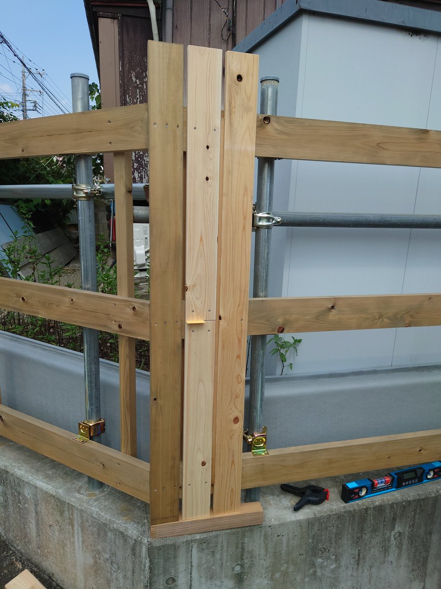 Shinnosuke_DIY's tweet photo. 桧ウッドフェンス施工

既存の単管柱に垂木クランプで桧30×105材を取付け
これだけだと3本の面が合わないので、裏から桧30×40材を取付けてピシッとさせました💡

桧1×4の端材を有効活用する為に1枚物と半分の物を交互に貼付け😅
そこまで変では無いかな？

ようやく木材どいてお庭があらわに☺️✨️ https://t.co/3Fcjm8VPen