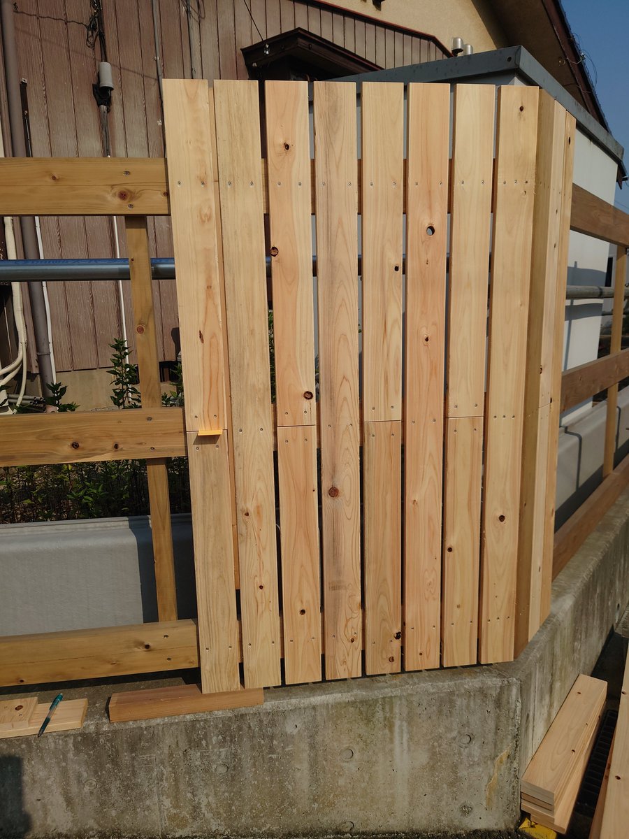 Shinnosuke_DIY's tweet photo. 桧ウッドフェンス施工

既存の単管柱に垂木クランプで桧30×105材を取付け
これだけだと3本の面が合わないので、裏から桧30×40材を取付けてピシッとさせました💡

桧1×4の端材を有効活用する為に1枚物と半分の物を交互に貼付け😅
そこまで変では無いかな？

ようやく木材どいてお庭があらわに☺️✨️ https://t.co/3Fcjm8VPen