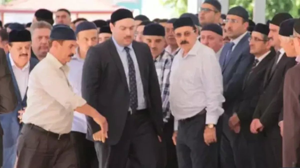_tevhidgundemi's tweet photo. 17 İlde Süleymancılara Operasyon

🔻Ankara Cumhuriyet Başsavcılığı’nın yürüttüğü soruşturma kapsamında, savcılık tarafından “Alihan Kuriş Suç Örgütü” olarak tanımlanan Süleymancılara yönelik 17 ilde operasyon düzenlendi.

🔻Aralarında Alihan Kuriş’in de bulunduğu 49 şüpheli hakkında gözaltı kararı verilirken, Kuriş dahil 30 şüpheli gözaltına alındı. Şüphelilere ait 43 adres ile 33 şirkete bağlı 80 adreste arama ve el koyma işlemleri gerçekleştiriliyor.

🔻Soruşturmada suç örgütü kurma ve yönetme, örgüt üyeliği, malvarlığı değerlerini aklama, dolandırıcılık ve Vergi Usul Kanunu’na muhalefet suçları inceleniyor. MASAK incelemelerinde, bağlantılı kişi ve şirketler üzerinden 100 milyar TL’yi aşan tutarın yurt dışına çıkarıldığı iddia edildi. Şirketler ve bağlantılı mal varlıklarına kayyım atandığı bildirildi.