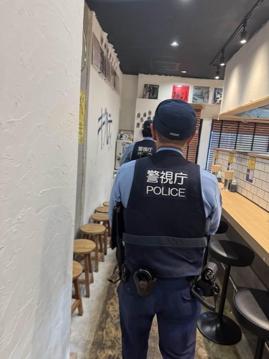 HARDCORE__RAMEN's tweet photo. 営業中に両替金をまるごと盗まれてしまいました。

お客さんの目の届く場所に置いてしまっていたことに非がありますが、とても悲しいです。

防犯カメラにしっかり映っています。

警察の方にもご確認いただきました。

本日中に返却頂ければその旨も警察にお伝えします。

お願いします。 https://t.co/yPNaTyjm0Y