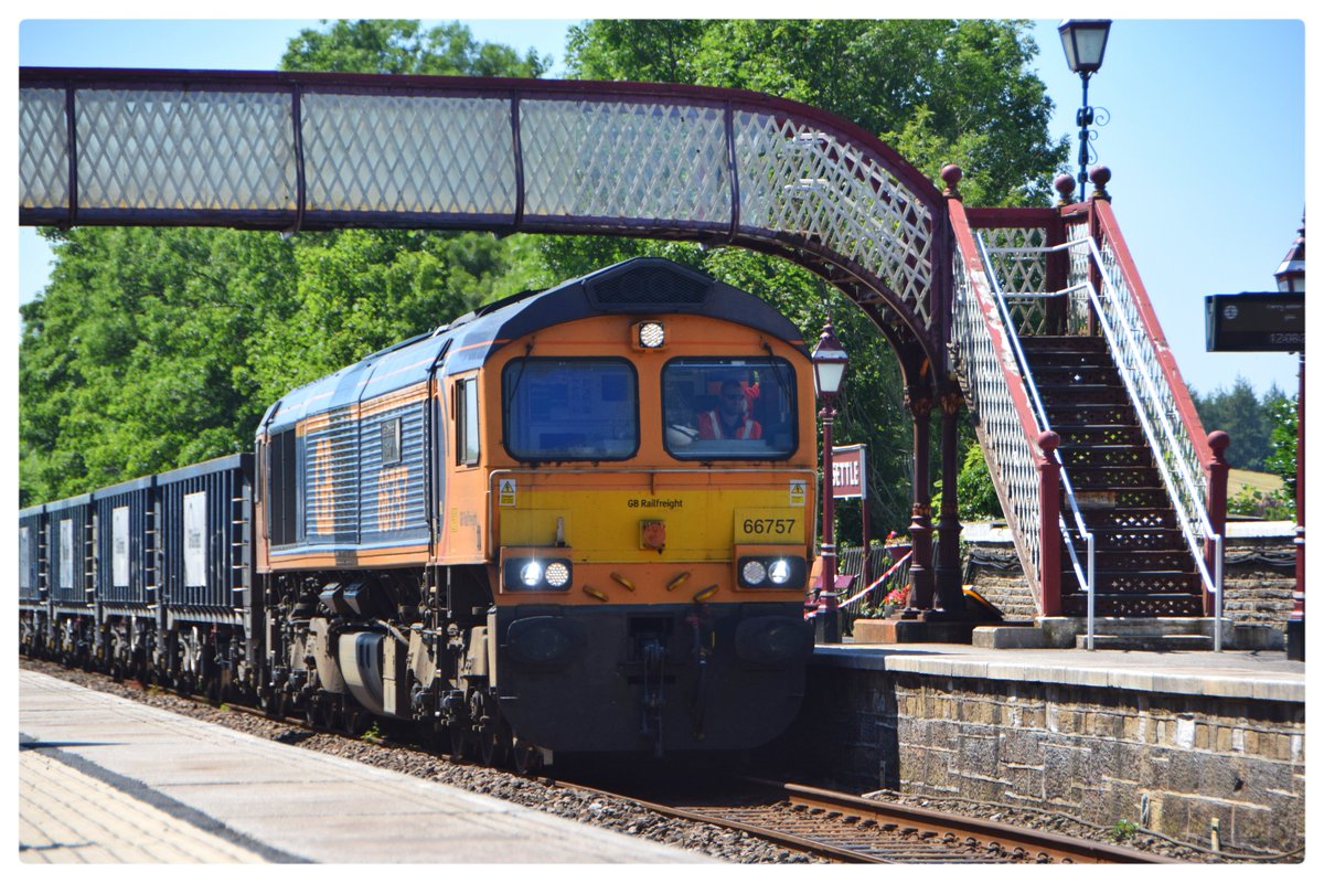 SteelCityDog_'s tweet photo. 66757 "West Somerset Railway" passes below the footbridge at Settle as it comes to a stop on 6Z31 Rylstone Tilcon to Arcow Quarry. A member of staff would be dropped off, and the 66 would power up and depart.
14/07/2026
#FreightFriday #shedwatch https://t.co/9jRVrFTDcD