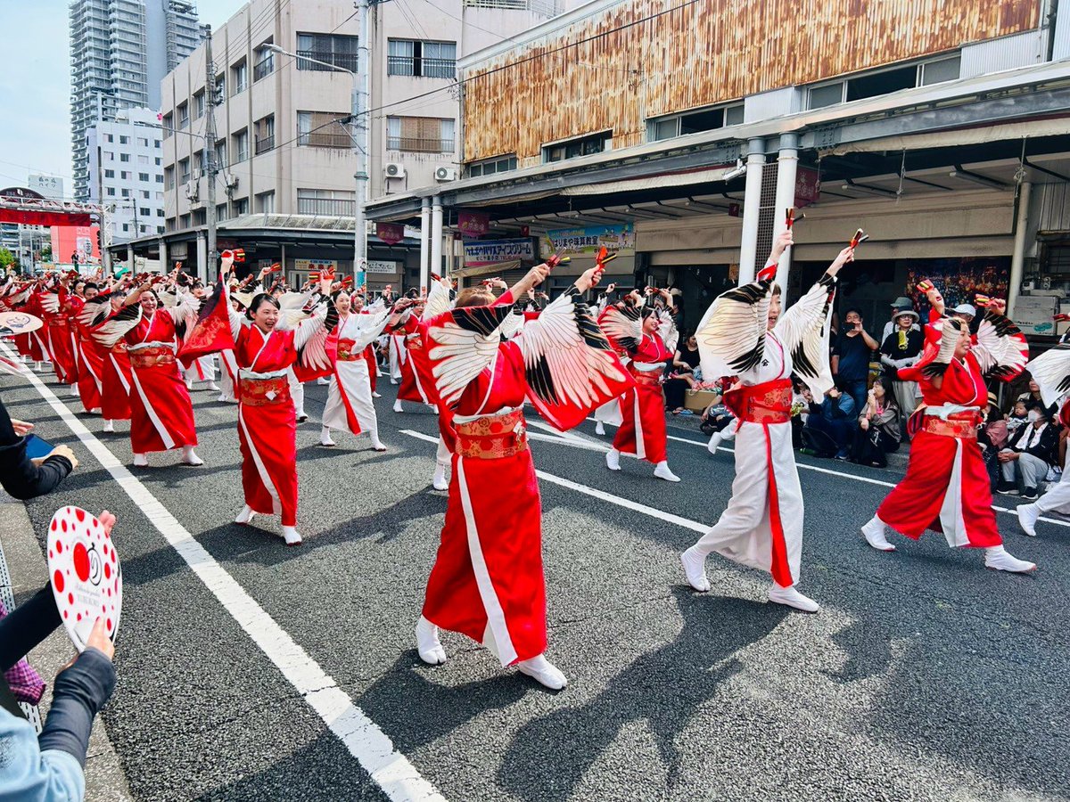 Ewxs8's tweet photo. ひさしぶりの帰省。よさこいも見れて楽しかった😀
やっぱり現場の空気感こみで、楽しむ「お祭り」だなと感じた。踊り子の皆さん楽しそうで最高やった。ただ、暑さの問題によってこれから変えていかなければならない事(開催時期や時間)は多いだろうなと思った。どっちにしろ、運営は大変だろうな～🤔 https://t.co/oqHQIOHAjZ