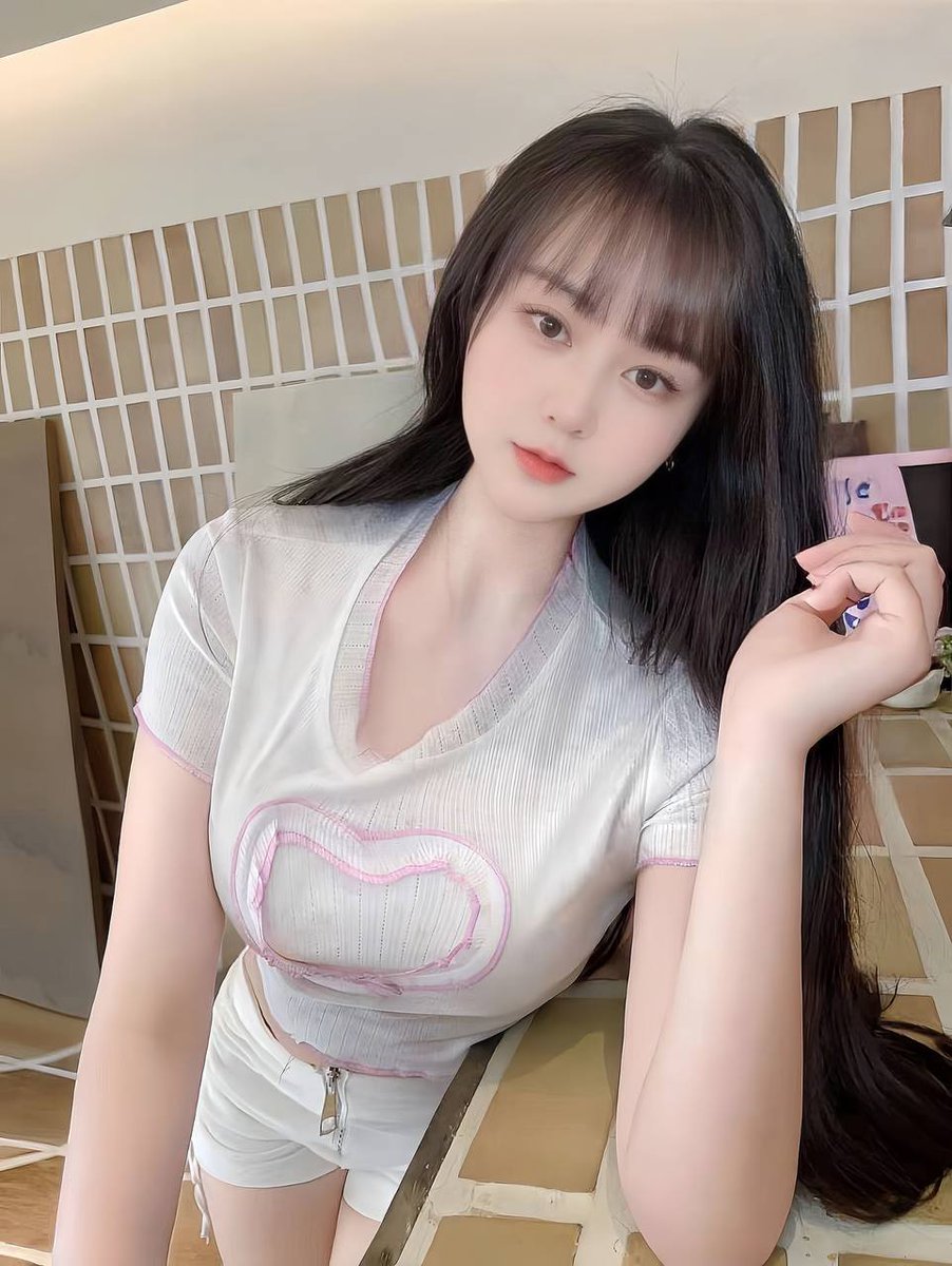 bicharate1h's tweet photo. 你笑起来的一挑眉一眨眼， 胜春风温柔，胜夏花妩媚，胜秋月出尘，胜冬雪动人；世间所谓风花雪月，皆于你一颦一笑间黯然无色。
文山壮族苗族自治州广南县民族文化广场
#文山
老师055
截图联系客服：@LbBechara

（订100抵课费，白嫖勿扰）
#云南 https://t.co/rFnxhRwVuL