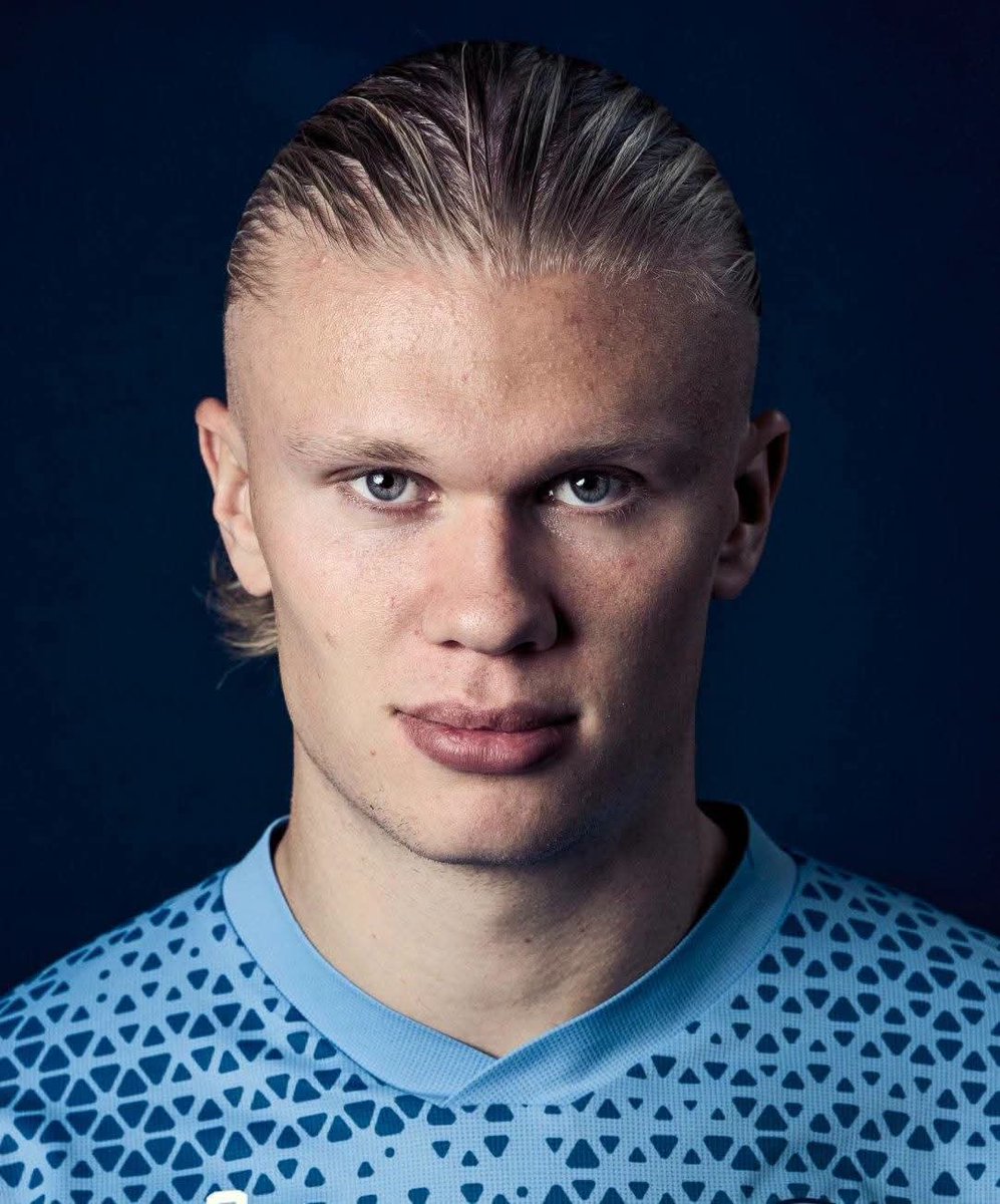 tchato18's tweet photo. 💥𝗕𝗥𝗘𝗔𝗞𝗜𝗡𝗚: Ecuadorian police have seized over 1,000 pounds of c*caine with an image of Erling Haaland on top of the packaging.

The bust is set to be worth over €17m if sold in the black market.

It's said that manufacturers have started to include the image of famous people, including footballers, to differentiate each other from other suppliers.

Ecuador is usually a hub for illegal trafficking on its way to the United States.