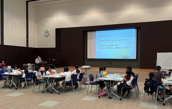 TMCMC_pr's tweet photo. 7/30「みんなで学ぼう #食物アレルギー教室」を開催しました！子どもたちは #食物アレルギー の知識や原材料表示の見方、アレルギー症状への対応方法を楽しく学びました。今年もローソン（文教）にご協力いただき、実際にお菓子の原材料表示を確認しながらのお買い物にもチャレンジしました！ https://t.co/icejgd0Jc3