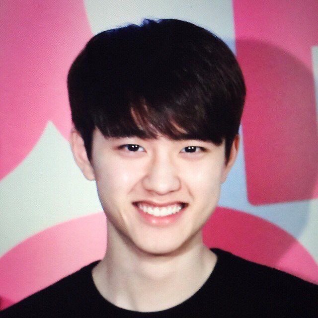 nectar_1_2's tweet photo. 내가 좋아하는 도경수 인터뷰 모음

Q. 멤버의 비밀
A. 비밀은 지키라고 있는 거다.

Q. 프러포즈를 한다면 어떻게 할것인가
A. 장소나 멘트가 중요하진 않다. 오직 마음. "Can I be your boyfriend?"

Q. 만약에 좋아하는 여자가 다른 남자를 좋아한다면?
A. 저였으면 그냥 바로 고백을 한 다음에, 싫으면 싫은거고.

Q. 좋아하는 여자를 만나면 적극적일까, 소극적일까?
A. 나는 아주 적극적인 사람이다.

Q. 디오는? A. 은근히 (깔끔한), 알고 보면 (낯가리는), 친해질수록 (편해지는), 흥분할수록 (말을 아끼는) 남자.

Q. 디오 사용 설명서
A. 시끌벅적한 것보다 조용한 시간을 즐기는 편이에요. 지칠 땐 진실된 '힘 내'란 말 한 마디가 가장 와닿는거 같아요. 아! 낯을 살짝 가려요. 먼저 다가와 주면 더 없이 반가워 할 거예요.

Q. 옷에 별로 신경을 안 쓰는 멤버로 뽑혔다.
A. 아무거나 입어도 괜찮습니다. 사람은 그냥 아무거나 입어도 멋있으면 돼요.

Q. 과거, 현재, 미래 중 가장 중요하다고 생각하는 것은 무엇인가요?
A. 현재죠. 과거는 이미 과거니까 어쩔 수 없고, 현재 어떻게 하느냐에 따라서 미래가 바뀌니까 현재가 가장 중요하다고 생각해요.

Q. 우연을 믿는 편인가요, 운명을 믿는 편인가?
A. 저는 운명이요. 정확하잖아요. 나도 모르는 그런 필연. 내가 어떻게 하느냐에 따라서 필연은 무조건 있다고 생각해요.

Q. 익숙한 것과 낯선 것 중 어느 것을 더 즐기는 편인가요?
A. 저는 낯선 거요. 익숙하다는 건 마음이 편해지는 걸 찾는 것과는 의미가 다른 거 같아요. 익숙해지면 질리잖아요. 그런 의미에서 익숙한 것보다는 낯설고 새로운 걸 더 좋아해요.

Q. 약자를 대변하는 건 어떤 면에서 용기가 필요한 일인데 그 부분에서 주저하거나 겁내지 않는 것 같다.
A. 전혀. 겁낼 일은 아니지 않나. 되레 내가 그걸 할 수 있는 상황이 감사하고 너무 좋은 일이다. 그 점에서도 배우는 참 좋은 직업이다.

Q. 기뻐도 슬퍼도 크게 흔들리지 않고 감정 기복 없이 평정심을 유지하는 편인가? A. 감정 기복이 심하지 않고, 스트레스도 담아두지 않고 금방 잊어버려요. 기쁠 때 기쁘고 슬플 때 슬펐다 다시 금방 돌아오죠.

Q. 외로울 때 어떻게 해요?
A. 그런데 사실, 저는 이런 감정을 느끼는 것도 너무 좋아해요.