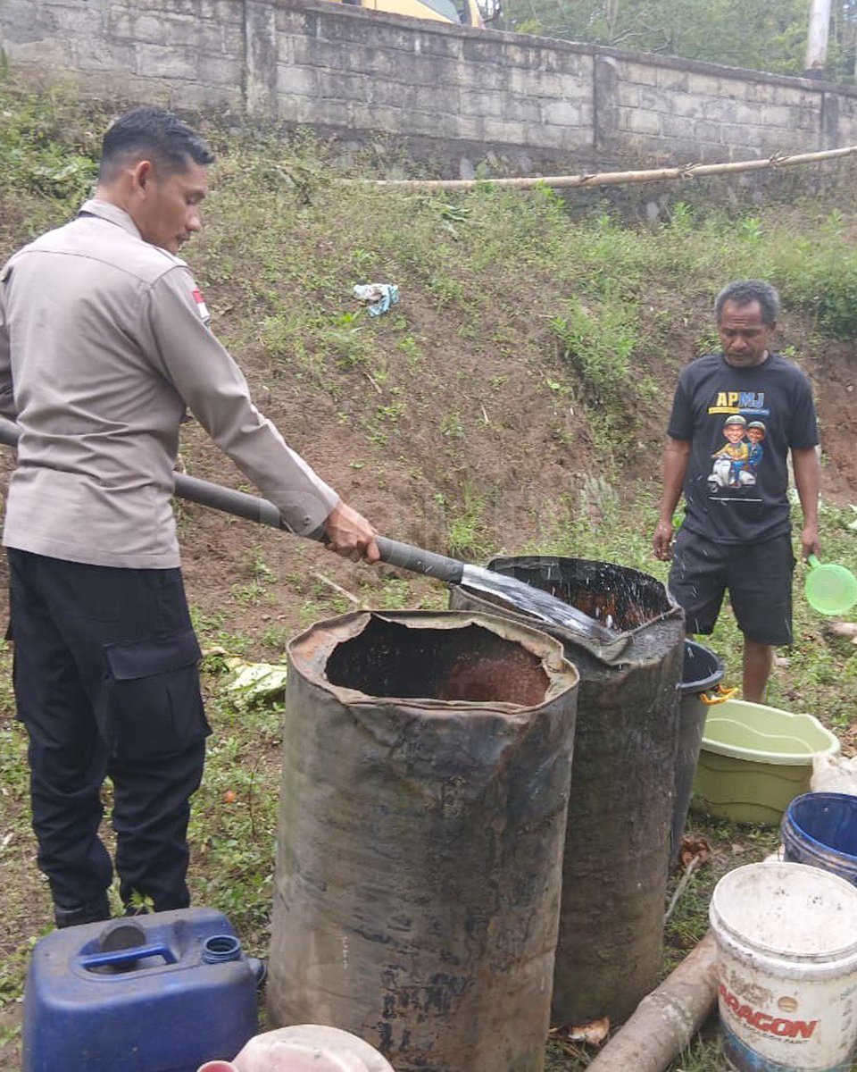 HumasPolrestel2's tweet photo. Kehadiran Polri terus dirasakan melalui pembangunan infrastruktur yang menyentuh kebutuhan masyarakat. sebanyak 110 jembatan dibangun sebagai bagian dari upaya membuka akses dan memperlancar mobilitas warga.  #BantuMelayaniIndonesia Bukti Pengabdian Pada Negeri dan Masyarakat https://t.co/1r759KZGzi