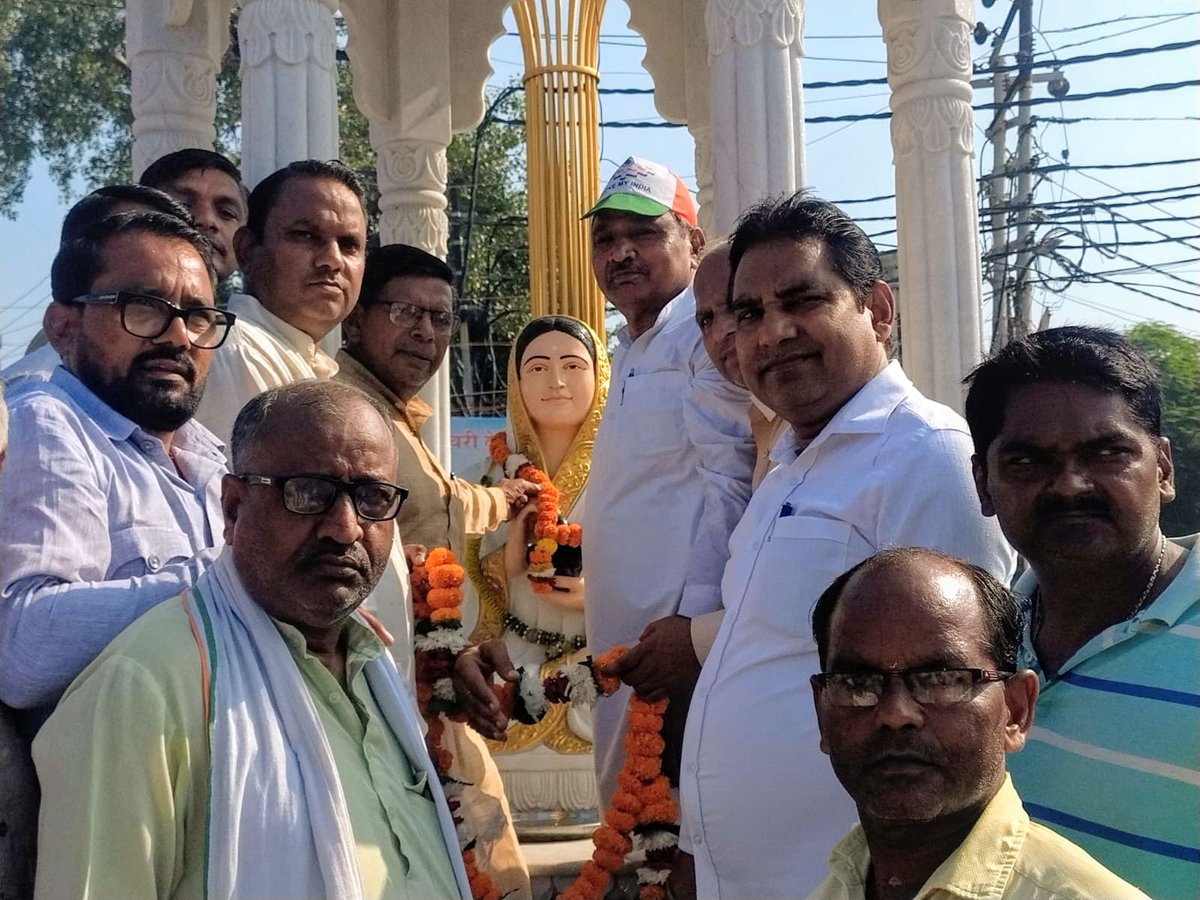 MithleshPalRLD's tweet photo. लोक-कल्याण एवं धर्मपरायणता की साक्षात प्रतिमूर्ति, परम शिव भक्त, पुण्यश्लोक लोकमाता रानी अहिल्याबाई होल्कर जी की 231वीं पुण्यतिथि के अवसर पर आज जनपद मुजफ्फरनगर स्थित देवी अहिल्याबाई चौक पर उनकी प्रतिमा पर मेरे प्रतिनिधि श्री अमरनाथ पाल जी ने पुष्पांजलि अर्पित कर उन्हें विनम्र श्रद्धांजलि अर्पित की।

इस अवसर पर जिला उपाध्यक्ष श्री जगदीश पांचाल, श्री बिजेन्द्र पांचाल, जिला मंत्री श्री देवेन्द्र पाल, श्री रामकुमार कश्यप एडवोकेट, श्री संजय धीमान, श्री सन्दीप पाल, श्री नरेन्द्र प्रजापति, श्री प्रमोद पाल, श्री आकाश पाल, श्री नवीन पाल, श्री राजेन्द्र पाल, श्री अखिलेश पाल, श्री मिन्टू पाल, श्री विनित धीमान, श्री नन्दकिशोर पांचाल, श्री प्रमोद पाल बजरंगी, श्री विक्रान्त खटीक, श्री श्रवण मौगा, श्री विजय पाल, श्री गौरव कश्यप, श्री दीपक सैनी, श्री अंशुल पांचाल, श्री मुकेश धीमान, श्री नीरज कुमार सहित अन्य मोर्चों के सम्मानित पदाधिकारी एवं सैकड़ों कार्यकर्ता उपस्थित रहे।

लोकमाता अहिल्याबाई होल्कर जी का त्याग, सेवा, सुशासन और लोक-कल्याण के प्रति समर्पण हम सभी के लिए सदैव प्रेरणास्रोत रहेगा।
#AhilyabaiHolkar #MithleshPal