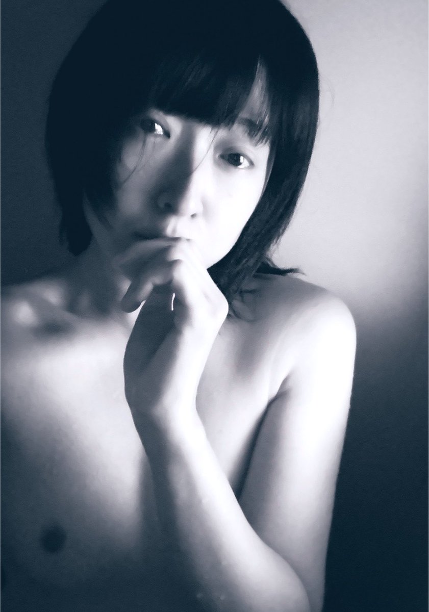 memento_mori216's tweet photo. self portrait

自分のすっぴんが気に入っていて
セルフポートレートで残しています。
生まれてきてよかったなという
肯定になるように。 https://t.co/MfqDzF4EtK