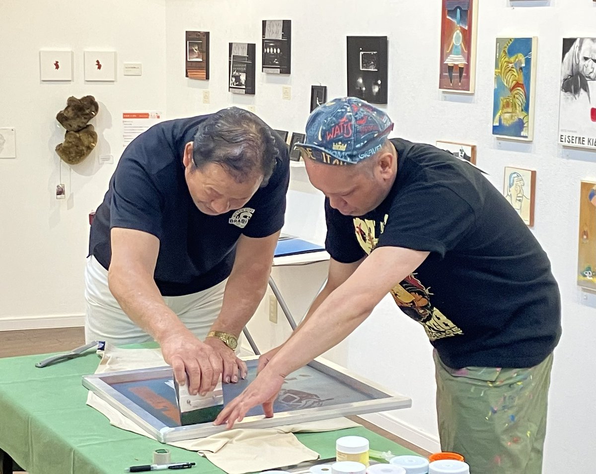 taiki_e's tweet photo. 土屋幸生さんのシルクスクリーン印刷ワークショップを藤波辰爾選手とLEONA選手が体験✨
#プロレス芸術祭 https://t.co/G0m87RXHFE