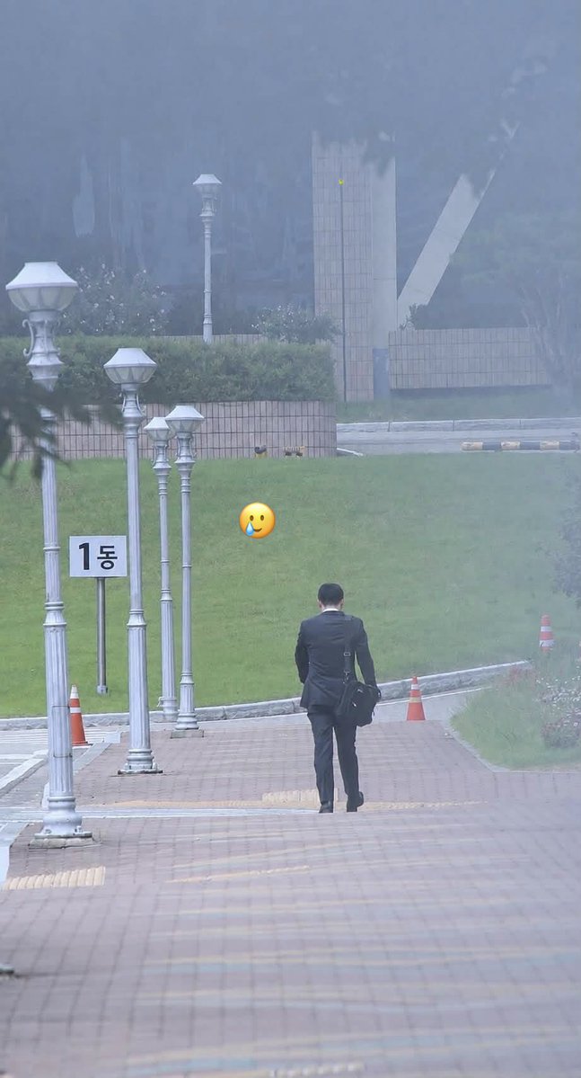 ildully's tweet photo. 당당한 발걸음과 몸과 마음이 짓눌릴 끝없는 피박을 감내 해야만하는 발걸음.
멀리서지만 온마음 다해 응원의 힘 보내드림.
지금 이시간도 이어지고 있을 징계심의 
부디 잘 견뎌주시길.
진실이 승리하길
#지키자_박상용 #박상용_지키자 #박상용 https://t.co/BI7CgWF365