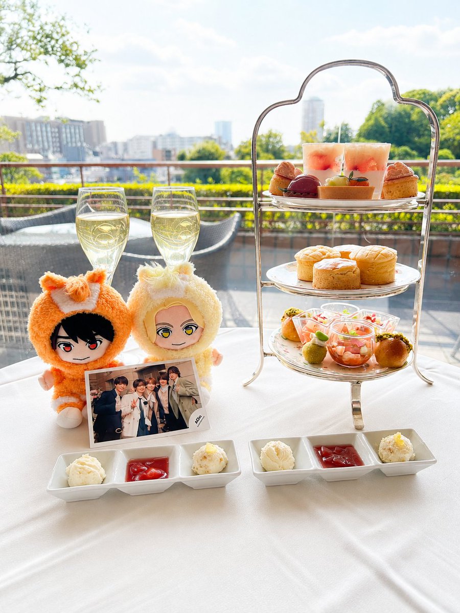 sumr_mtmt's tweet photo. 今年も浮所担と龍我担の合同誕生日会開催しました✨
去年に引き続き椿山荘のアフヌン♡大好きなメロン×ピーチで終始幸せTimeでした♡
来年もまた誕生日会しようねー！ https://t.co/VvtqLHywt0