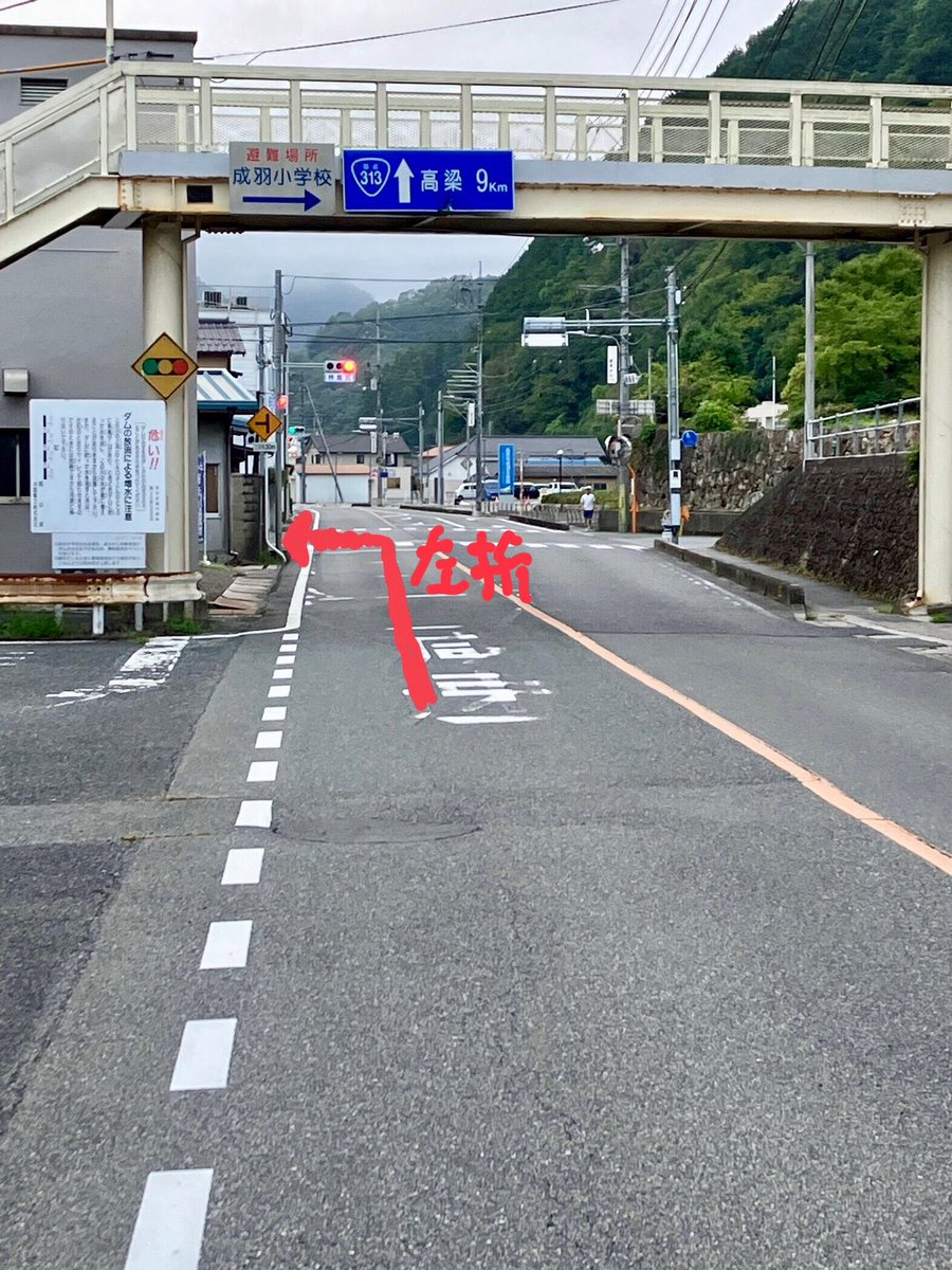 OPG1923640's tweet photo. 【駐車場への道順　井原・川上町方面から】
1.国道313号線歩道橋先の信号を左折
2.一つ信号を過ぎ総門橋手前を右折
3.川沿いに1kmほど道なりに進む
4.右手に地蔵堂がある所を左折下へ降りる
⚠️駐車場には係の者、警備員はいません。
また下に降りる際は充分気をつけてください。
#地蔵盆踊り
#OPG https://t.co/4QZSlQEDfm