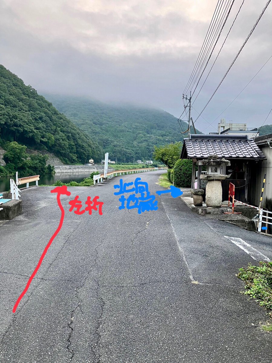 OPG1923640's tweet photo. 【駐車場への道順　井原・川上町方面から】
1.国道313号線歩道橋先の信号を左折
2.一つ信号を過ぎ総門橋手前を右折
3.川沿いに1kmほど道なりに進む
4.右手に地蔵堂がある所を左折下へ降りる
⚠️駐車場には係の者、警備員はいません。
また下に降りる際は充分気をつけてください。
#地蔵盆踊り
#OPG https://t.co/4QZSlQEDfm