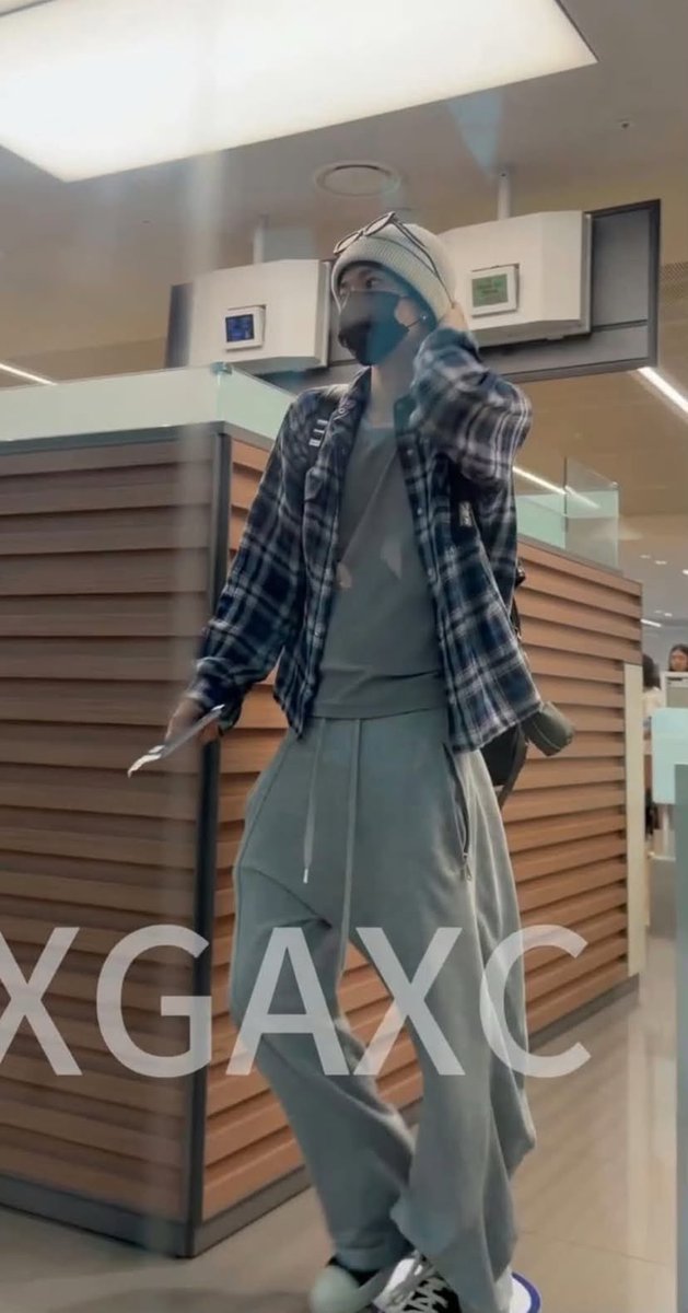 diaItragedies's tweet photo. hes been looking so tall lately… https://t.co/MS7vaI6hum