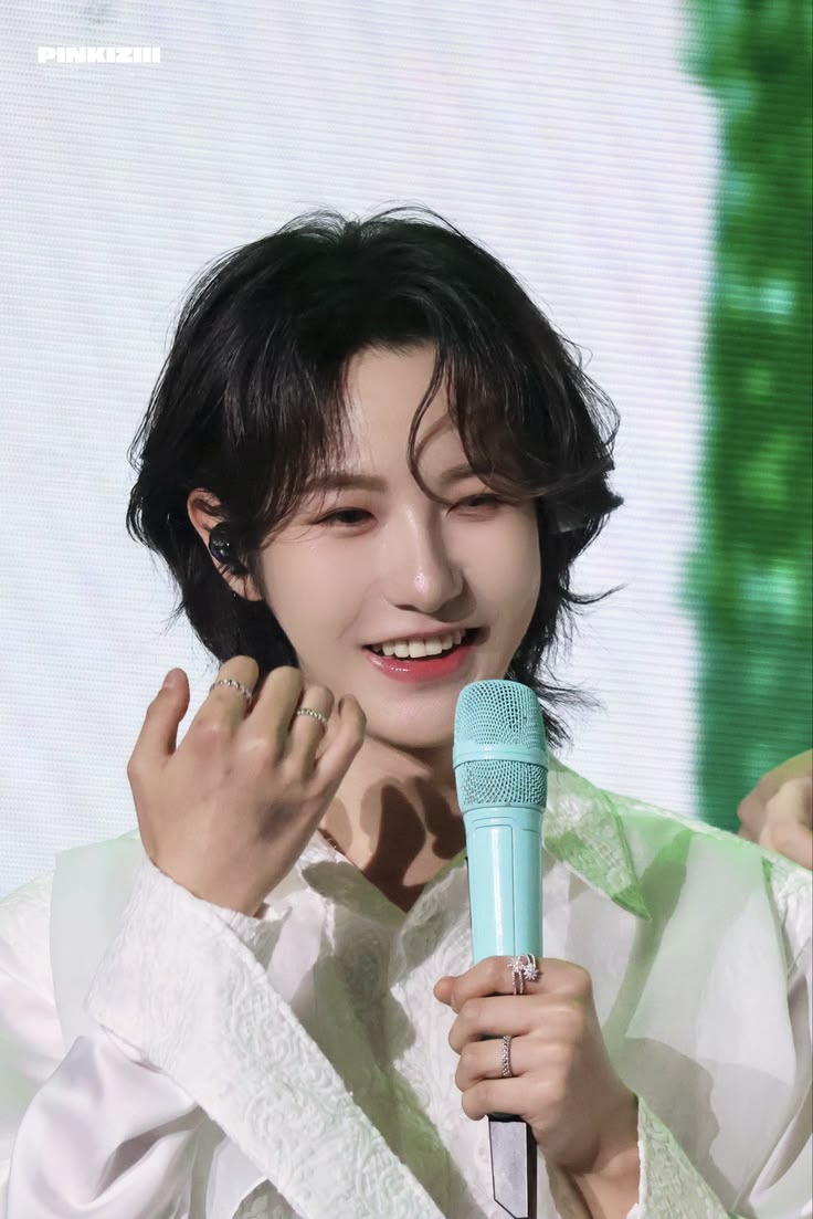 xiaorenbao's tweet photo. may not have the biggest biceps but at least he has a pretty smile and a genius brain :D https://t.co/CtPZBjXvCh