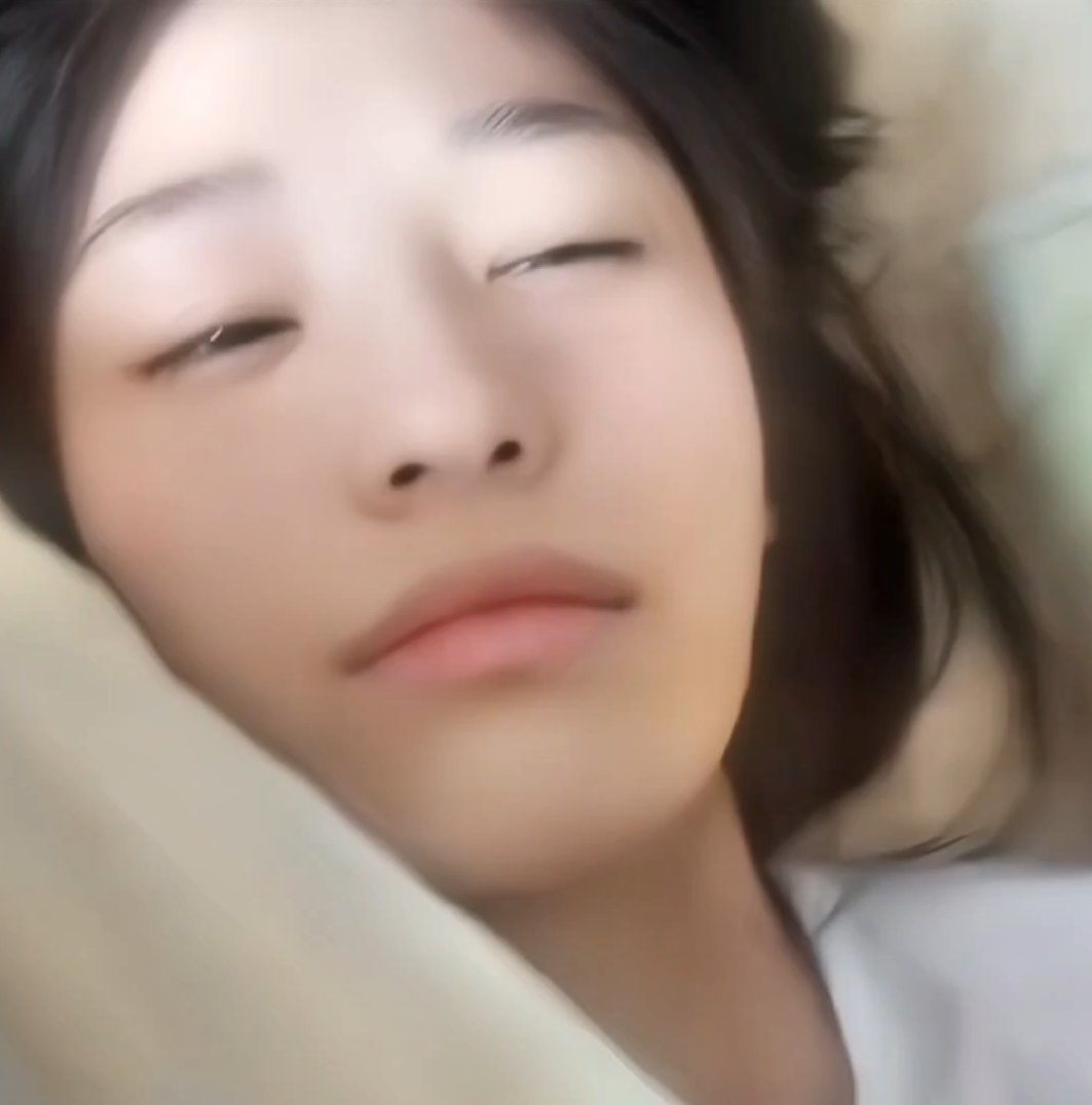MattTobbias's tweet photo. 亲戚家的学生妹来家里玩，看着她柔弱的样子，给她点了杯奶茶，她喝完两三口就说晕乎乎的，没扛住，直接倒在沙发上沉沉睡去。太天真了，这么好骗。 #迷玩 https://t.co/E3eYvyqb3K