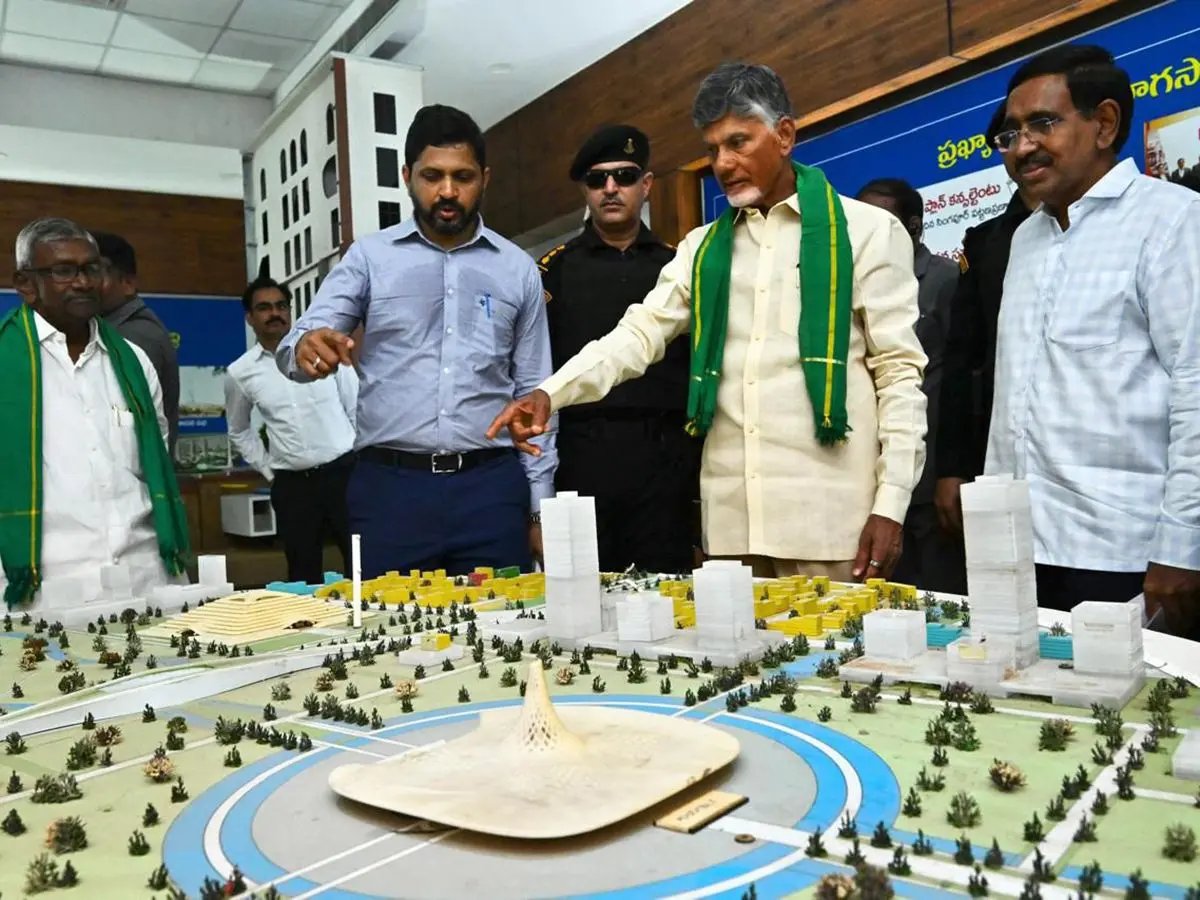 ElTableroPol's tweet photo. 🇮🇳🏗️ | India es uno de los actores económicos clave de cara al futuro. 

Nada ejemplifica mejor esta proyección que la construcción de la nueva capital de, Andhra Pradesh, Amaravati y la historia de su artífice, N. Chandrababu Naidu.⬇️🧵 https://t.co/tUr4vHPvtP