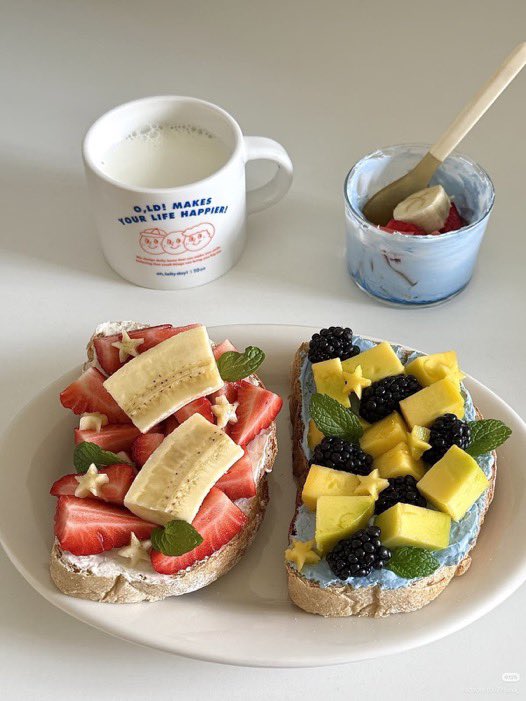 lunecrumbss's tweet photo. pretty whimsical breakfast https://t.co/95275gVK5Z