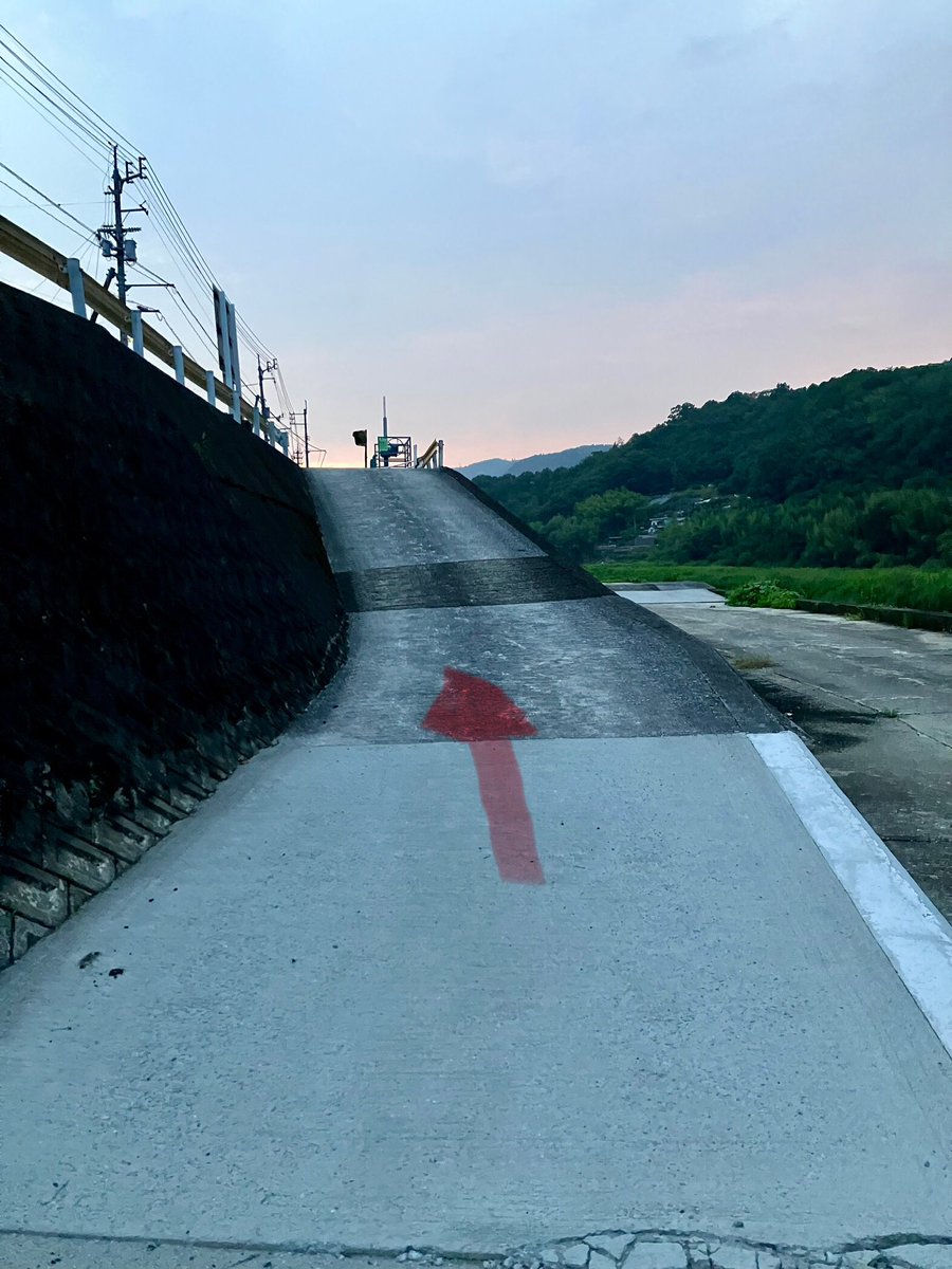 OPG1923640's tweet photo. 【駐車場から会場へ】
1.駐車場に降りた坂を登ります
2.登った先に北向地蔵があります
　その隣りの坂を降ります
3.突き当たりを左折します。するとヤグラが見えます
　そこが会場です
⚠️午後7時30分ごろから駐車場付近は暗くなります
　気をつけてください
#地蔵盆踊り
#OPG https://t.co/pzqBsTYcZy