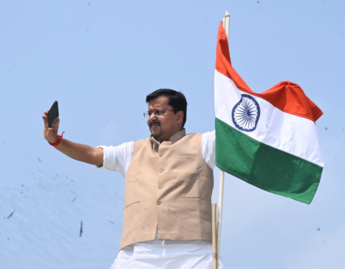 BJP4India's tweet photo. भाजपा राष्ट्रीय अध्यक्ष श्री @NitinNabin ने #HarGharTiranga अभियान के तहत अपने घर की छत पर तिरंगा फहराया और गर्व से सेल्फी ली।

आप भी इस अभियान का हिस्सा बनें, अपने घर पर तिरंगा लहराएं, सेल्फी लें और पूरे गर्व के साथ पोस्ट करें! 🇮🇳