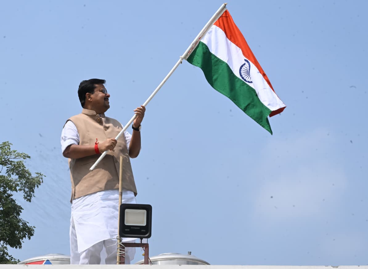 BJP4India's tweet photo. भाजपा राष्ट्रीय अध्यक्ष श्री @NitinNabin ने #HarGharTiranga अभियान के तहत अपने घर की छत पर तिरंगा फहराया और गर्व से सेल्फी ली।

आप भी इस अभियान का हिस्सा बनें, अपने घर पर तिरंगा लहराएं, सेल्फी लें और पूरे गर्व के साथ पोस्ट करें! 🇮🇳