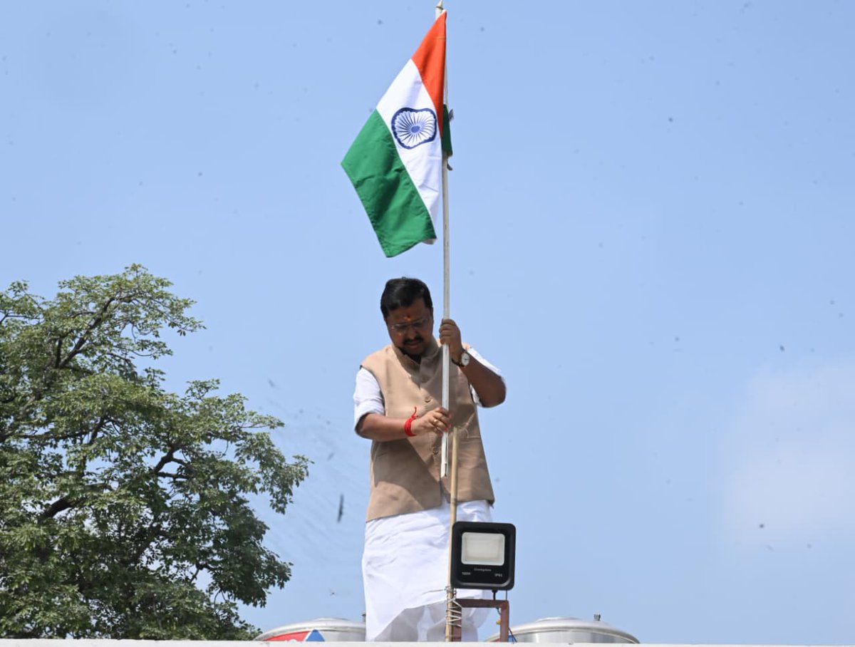 BJP4India's tweet photo. भाजपा राष्ट्रीय अध्यक्ष श्री @NitinNabin ने #HarGharTiranga अभियान के तहत अपने घर की छत पर तिरंगा फहराया और गर्व से सेल्फी ली।

आप भी इस अभियान का हिस्सा बनें, अपने घर पर तिरंगा लहराएं, सेल्फी लें और पूरे गर्व के साथ पोस्ट करें! 🇮🇳