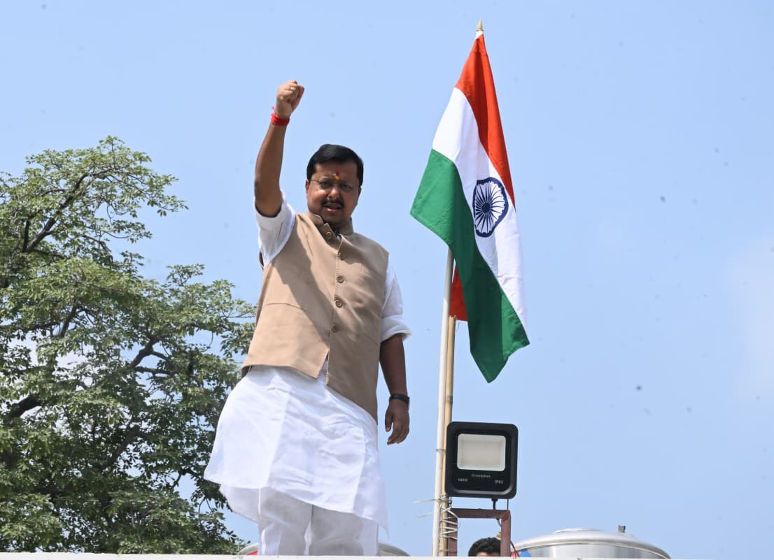 BJP4India's tweet photo. भाजपा राष्ट्रीय अध्यक्ष श्री @NitinNabin ने #HarGharTiranga अभियान के तहत अपने घर की छत पर तिरंगा फहराया और गर्व से सेल्फी ली।

आप भी इस अभियान का हिस्सा बनें, अपने घर पर तिरंगा लहराएं, सेल्फी लें और पूरे गर्व के साथ पोस्ट करें! 🇮🇳