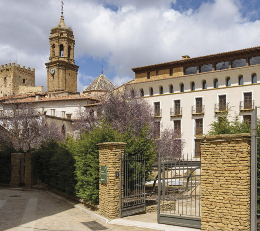 GobAragon's tweet photo. 🏨 Este verano, redescubre Aragón a mitad de precio.

🎟️ Los Bonos de Hospederías siguen disponibles con un 50 % de descuento en alojamiento y desayuno. Si eres mayor de edad y has nacido o resides en Aragón, puedes solicitar hasta cinco bonos.

🛏️ Elige tu hospedería y solicita ya tu bono en 👉 https://t.co/wiABTLODwy