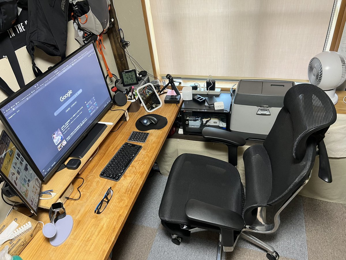 kayukota3's tweet photo. 余ってたタイルカーペットを活用！
色がバラバラだったから交互に貼ってみたら、これはこれで良い感じ👍

COFOの椅子を置いてデスク環境が快適になったし、車載冷蔵庫を買い替えて余ったやつを横に設置したら…最高の作業部屋ができてしまった！ 
#タイルカーペット　#DIY #COFO #エンゲル冷蔵庫 https://t.co/4LpfW4wcyC