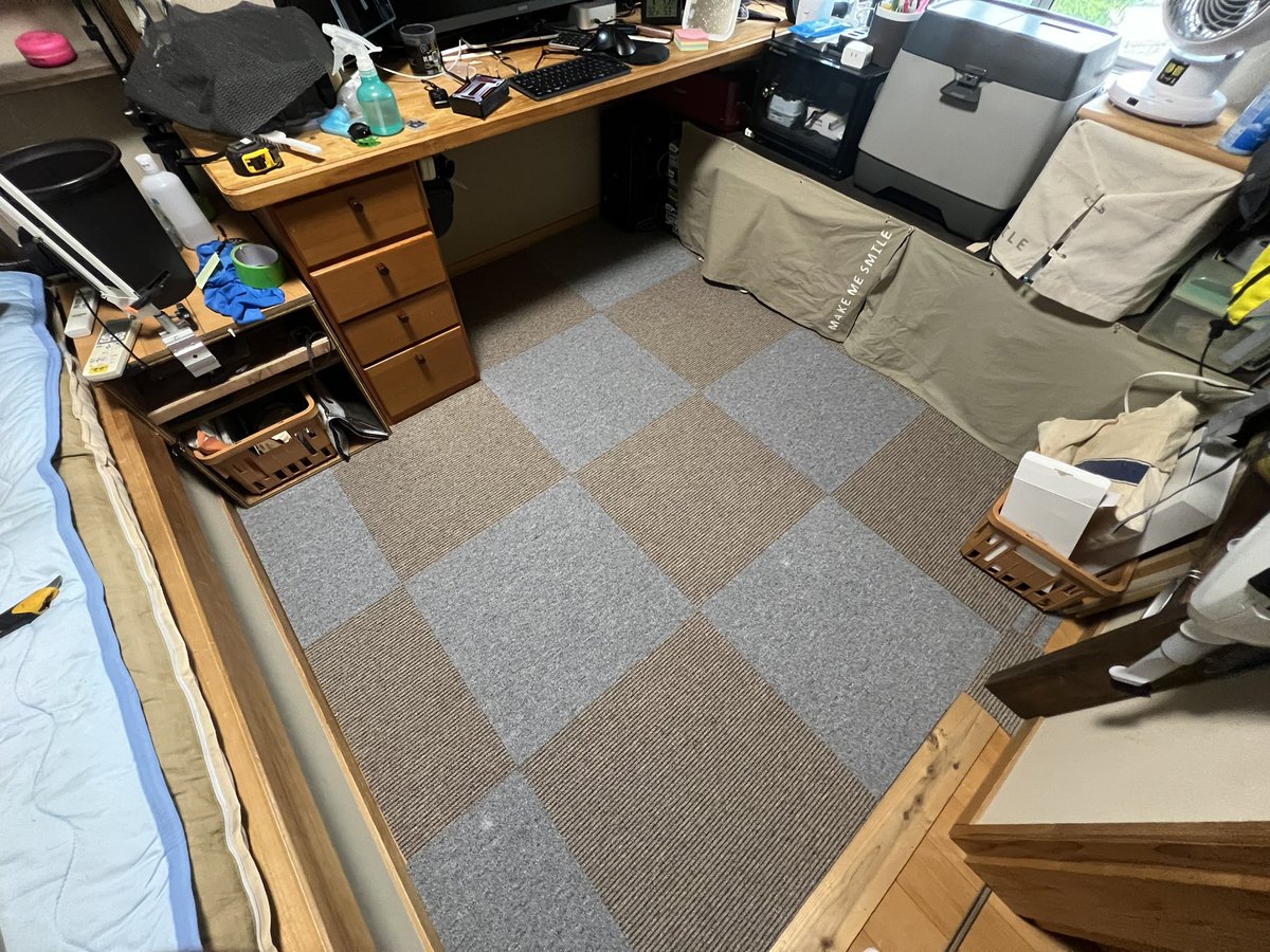 kayukota3's tweet photo. 余ってたタイルカーペットを活用！
色がバラバラだったから交互に貼ってみたら、これはこれで良い感じ👍

COFOの椅子を置いてデスク環境が快適になったし、車載冷蔵庫を買い替えて余ったやつを横に設置したら…最高の作業部屋ができてしまった！ 
#タイルカーペット　#DIY #COFO #エンゲル冷蔵庫 https://t.co/4LpfW4wcyC