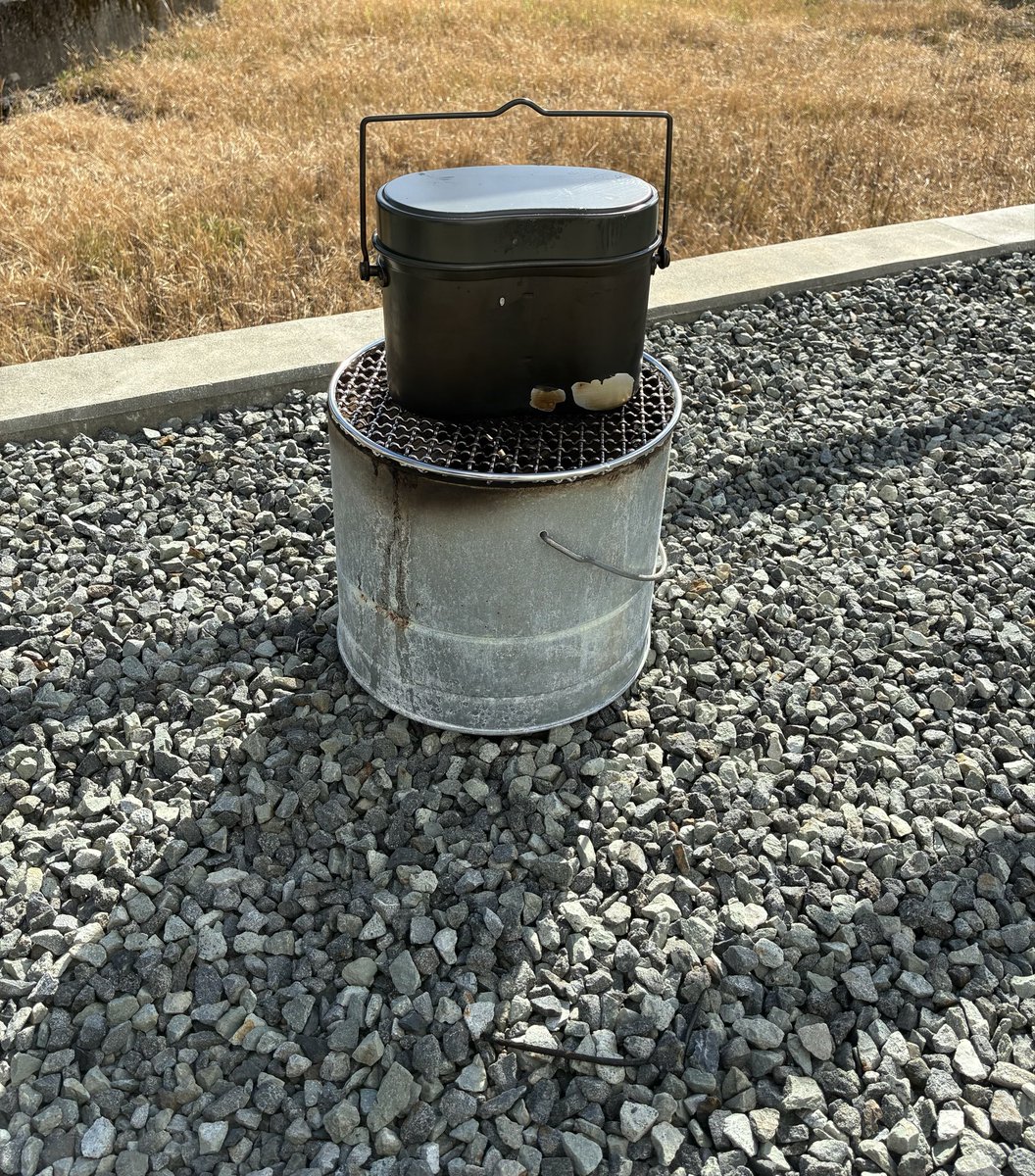 rom123_com's tweet photo. トンボが飛んでるねー
ほどよく酔っ払いの飯盒炊飯
この連休でやりたいと思っていたんだよねー
からの〜カレー！ https://t.co/i19XcFtbQR