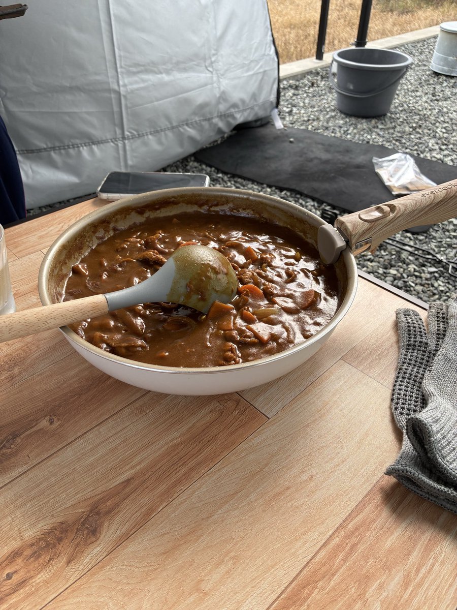 rom123_com's tweet photo. トンボが飛んでるねー
ほどよく酔っ払いの飯盒炊飯
この連休でやりたいと思っていたんだよねー
からの〜カレー！ https://t.co/i19XcFtbQR