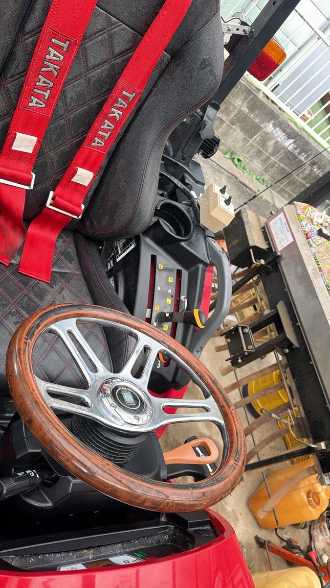 kaz_ooja's tweet photo. Time is moneyのMVに出てくるデコトラのハンドルがワタクシのトラクターに付けてるハンドルとうりふたつ😂
いっその事シートベルトのTAKATAロゴもTAKARAに刺繍したるか😂
ちゃんと仕事で使ってます🤘

#TAKARA
#Timeismoney https://t.co/KLzbnqZPEq