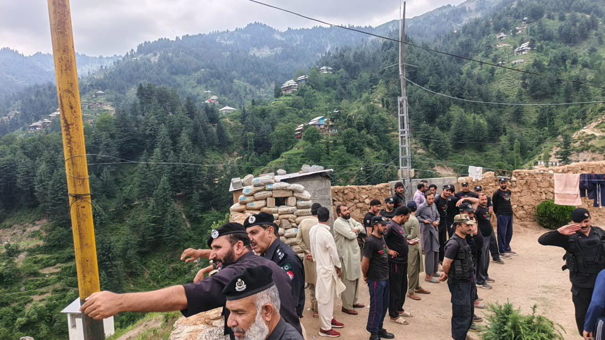 HamxaSarkar_'s tweet photo. 🚨 Breaking | Upper Dir
Terrorists attacked the DoBando Police Post in Nehag Dara late last night.
Brave police personnel (15-20 on duty) promptly & courageously responded, successfully repelling the assault. Intense exchange of fire continues.
Local residents & a volunteer https://t.co/OhlLBDnffG