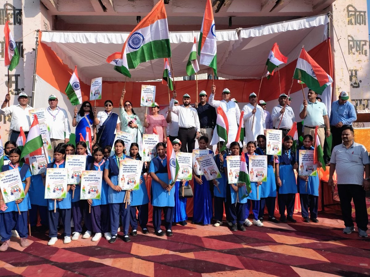MithleshPalRLD's tweet photo. माननीय प्रधानमंत्री श्री @narendramodi जी के आह्वान पर देशभर में चल रहे 'हर घर तिरंगा' अभियान के अन्तर्गत जनपद मुजफ्फरनगर में आयोजित 'तिरंगा यात्रा' में मेरे प्रतिनिधि श्री अमरनाथ पाल जी ने सहभागिता कर लोगों को अपने-अपने घरों पर राष्ट्रध्वज तिरंगा लगाने के लिए प्रोत्साहित किया।

‘हर घर तिरंगा, हर दिल तिरंगा’ का यह अभियान हमारे भीतर देशभक्ति, राष्ट्रीय एकता और अखंडता की भावना को और अधिक मजबूत करने का संकल्प है। आइए, हम सभी तिरंगे को अपने गौरव और स्वाभिमान का प्रतीक मानते हुए इस अभियान में उत्साहपूर्वक सहभागी बनें।

जय हिंद! 🇮🇳
#HarGharTiranga #MithleshPal