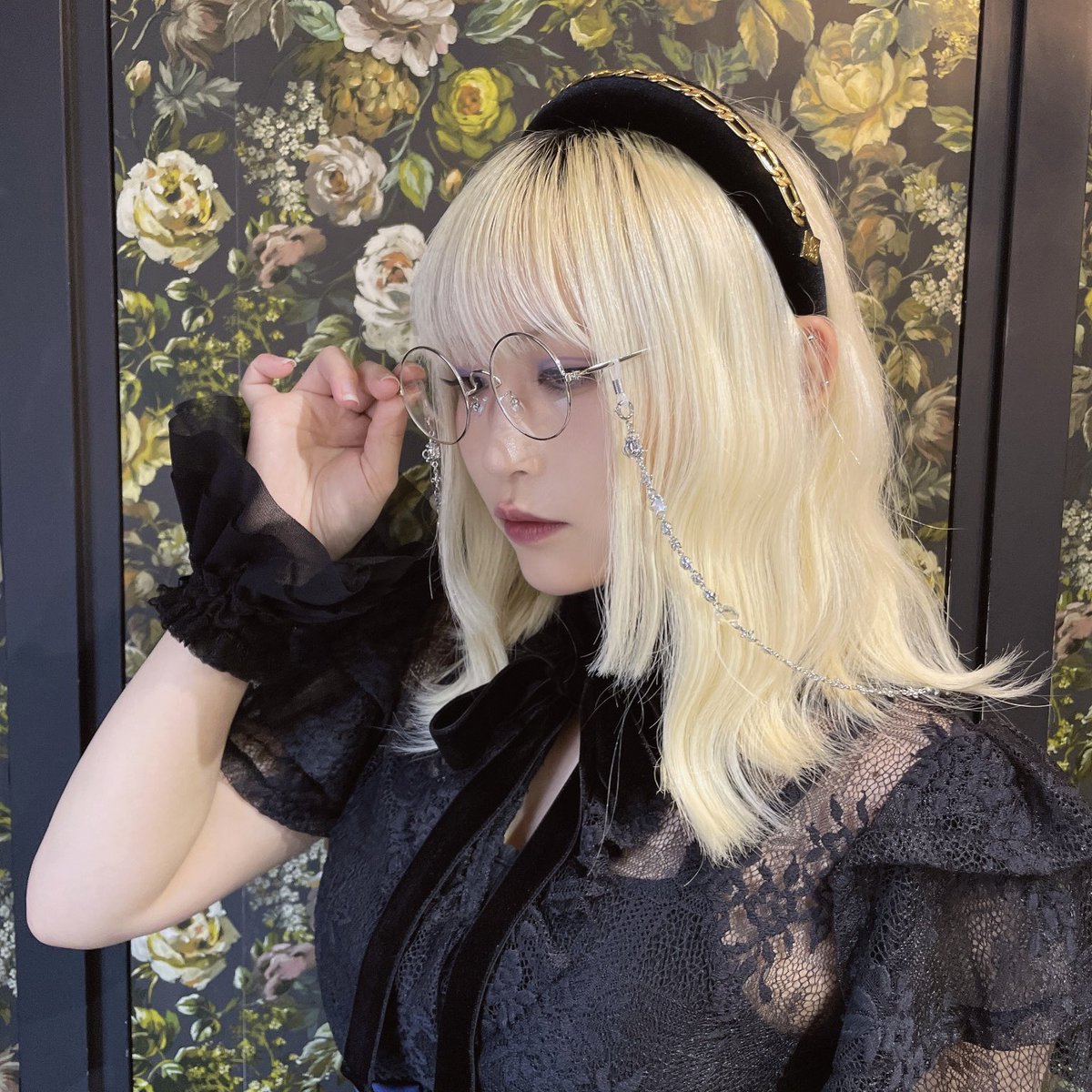 abilletage's tweet photo. 【商品紹介】

8月ピックアップブランド
OLIMACHI

◇ 灰色に輝く薔薇の眼鏡&マスクチェーン（O-10）
¥7,150-

オールシルバーでまとめた眼鏡チェーン
透けるシルバーのガラスとトップはよくみるとバラの形のチャームを使用しており、シンプルでいて個性的なアイテム。

マスクの前面に付けていただくのはもちろん、耳の後ろの紐部分に付けていただいてもピアスやイヤリングのように見えるのでお勧めです。

🛒🔗 https://t.co/iTv5S7DfYZ