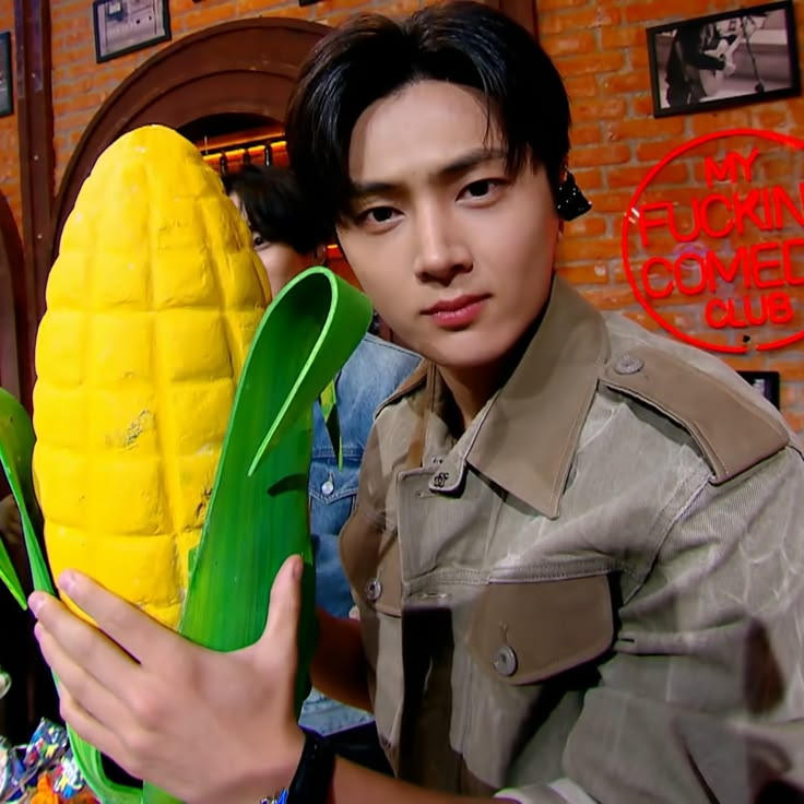 ensheven's tweet photo. jy would do anything for his fans. so when they asked to see the videos he sends on the 3nha groupchat, he happily sent them with no hesitation. that's how much he loves his fans! 𑣲⋆｡˚ https://t.co/6v9k9giXMZ