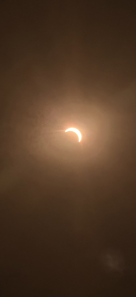 mana16_10's tweet photo. Éclipse solaire https://t.co/85kbC4ER3v