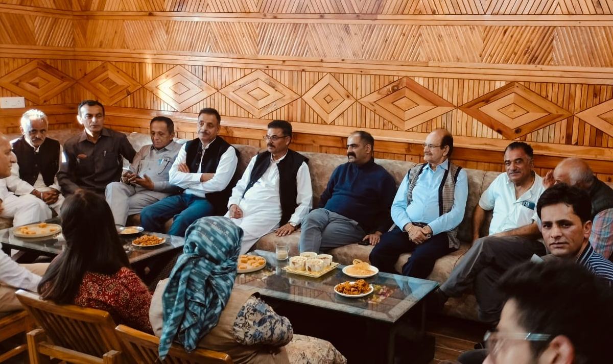 anirudhsinghMLA's tweet photo. बुधवार को देवता श्री ग्रहणेश्वर महाराज के पावन आगमन एवं देवपूजन के शुभ अवसर पर ग्राम दसाना, डाकघर छैला, तहसील ठियोग, जिला शिमला में आयोजित पावन धार्मिक आयोजन में सम्मिलित होने का सौभाग्य प्राप्त हुआ। 

इस अवसर पर देवता महाराज का आशीर्वाद प्राप्त कर मन को आध्यात्मिक शांति और श्रद्धा से भर देने वाला अनुभव हुआ। 

इस पावन आयोजन के लिए सभी आयोजकों को हार्दिक शुभकामनाएं और स्नेहपूर्ण निमंत्रण के लिए दिल से आभार।

#HimachalPradesh #Shimla #Theog #Faith #Blessings