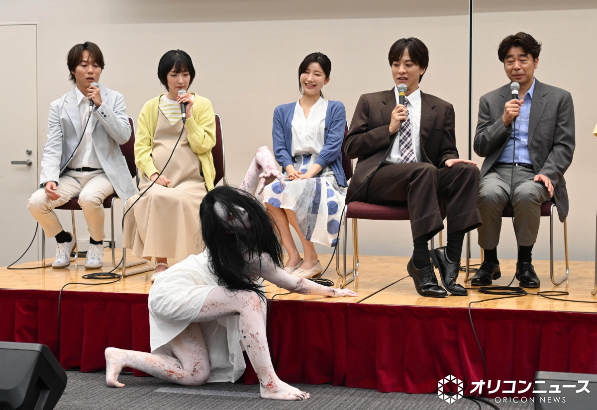oricon's tweet photo. 舞台『呪怨』が再演へ
体感型ホラーライブショーが復活👻
⠀
主演・松島庄汰「家の近所のほこらに
毎日手を合わせるようになりました」⛩️
https://t.co/HrxmzFSCfP
⠀
生駒里奈、ホラーにドハマり中
「すっかりホラーはお友達」👻
https://t.co/GkVZJTihyW
⠀
#呪怨THELIVE再念 https://t.co/ZDm0pn4tSx