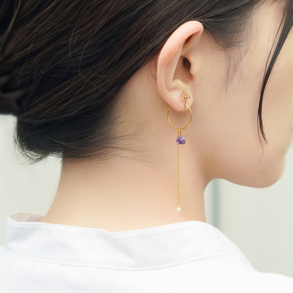 TeftefKyoto's tweet photo. ＊＊･･･再入荷商品･･･＊＊

【トリリアンぴあり】
https://t.co/RRykshuND4

細身のフープに三角形のアメジストが揺れる、大人っぽくスタイリッシュなデザインです。
シンプルながらもアメジストの深い紫とアシンメトリーなチェーンが、軽やかで印象的な横顔を演出してくれます✨ https://t.co/wwHP8wtSr9