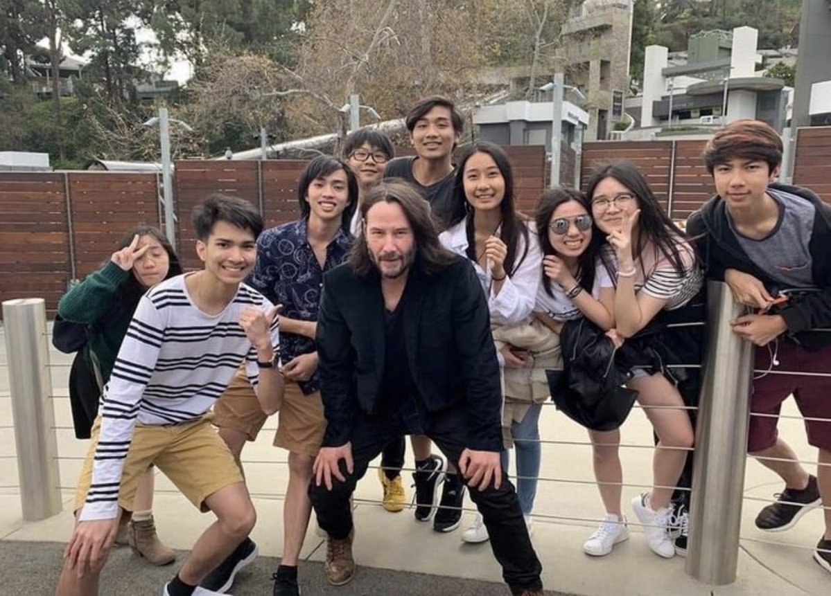 KEANUREEVEubbr's tweet photo. We love the world 🌎. Let’s heal the world and make it a better place for us all to live, while paving the way for generations to come. End wars, embrace peace, and live in unity. ❤️🌍🕊️ https://t.co/SGWWKKrntl