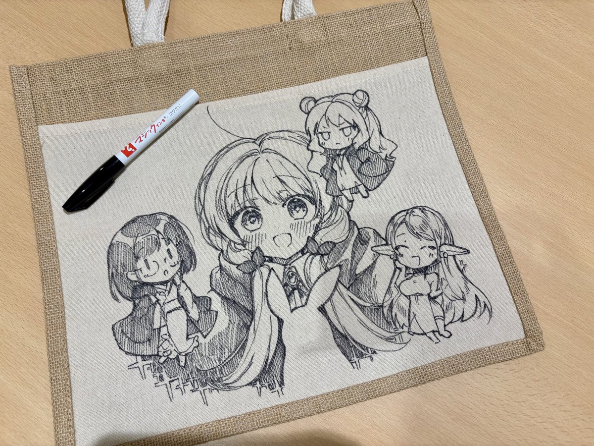 yuunagi_show's tweet photo. ジュートバッグにペンでミントちゃんたち描きました🖋️
夏コミで新刊Bセット(新刊+会場限定本+アクスタ+タペストリーの4点セット)をご購入頂いた方に抽選で差し上げます〜 https://t.co/2AhKl8kyOi