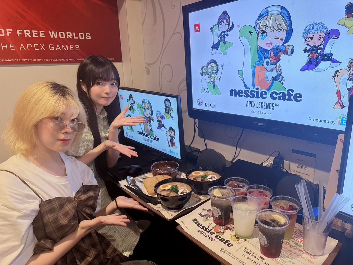 seiyu_esports's tweet photo. 「Apex Legends Nessie Cafe」にお邪魔してきました🎮🦕✨️

声優e-Sports部
🧡城内由茄子(@y__k__zone8 ) コンジット役
🤍白城なお(@shiroshironao )
がカフェの様子をレポートした動画をYouTube shortに投稿しました✨️

https://t.co/yjmR1H58o0

店内にはネッシーやレジェンドたちのパネルがたくさん！
広々としたコラボルームは壁まで世界観たっぷりで、Apex好きにはたまらない空間でした🎮💚
なんと、このお部屋ではプレイもできそう、、！✨

ご飯はボリューム満点でとっても美味しい🍴💕
ドリンクはキャラクターをイメージしたメニューなど種類も豊富！
城内さん演じるコンジットのドリンクもございます！
注文するとオリジナルコースターももらえます🥤✨

さらに、景品がもらえるスタンプラリーも開催中🎁
遊びに行く方はぜひ参加してみてください♪

そして**4階受付前のポスターには、声優e-Sports部メンバーでサインも書かせていただきました！**✍️💙
ご来店の際はぜひ探してみてください👀✨

ぜひ遊びに行ってみてください！

📍開催場所
ネットカフェ＆カラオケ DiCE 池袋店
（東京都豊島区東池袋1-11-11 ホワイトシティビル2階〜10階）

📅開催期間
2026年8月6日（木）～9月30日（水）

#ネッシーカフェ2026 #NessieCafe #ApexLegends #声優eSports部