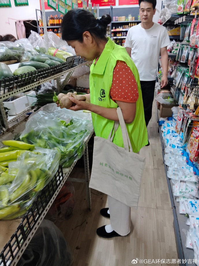 NubiaNumanznwy's tweet photo. Had an amazing day volunteering at the local food bank! Sorted 200+ meal packages for families in need. Small acts make big differences ， https://t.co/aOikpb8WCW