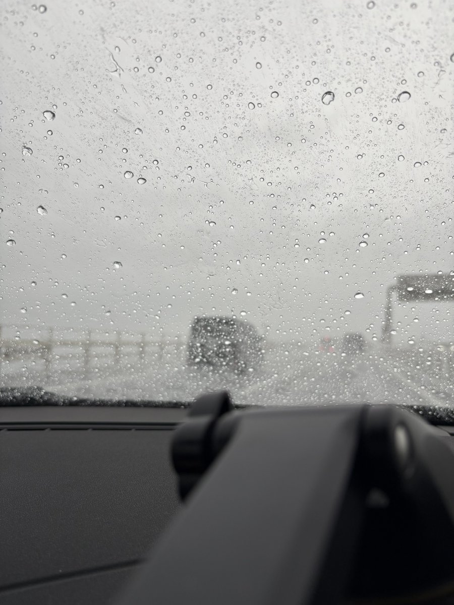 Toipudoru_daze's tweet photo. 豪雨

みんなライトつけようよ、危ないよ…

ワイパー連動でライトONにできないの？？
メーカーさんがんばって https://t.co/Gx49urN6QH