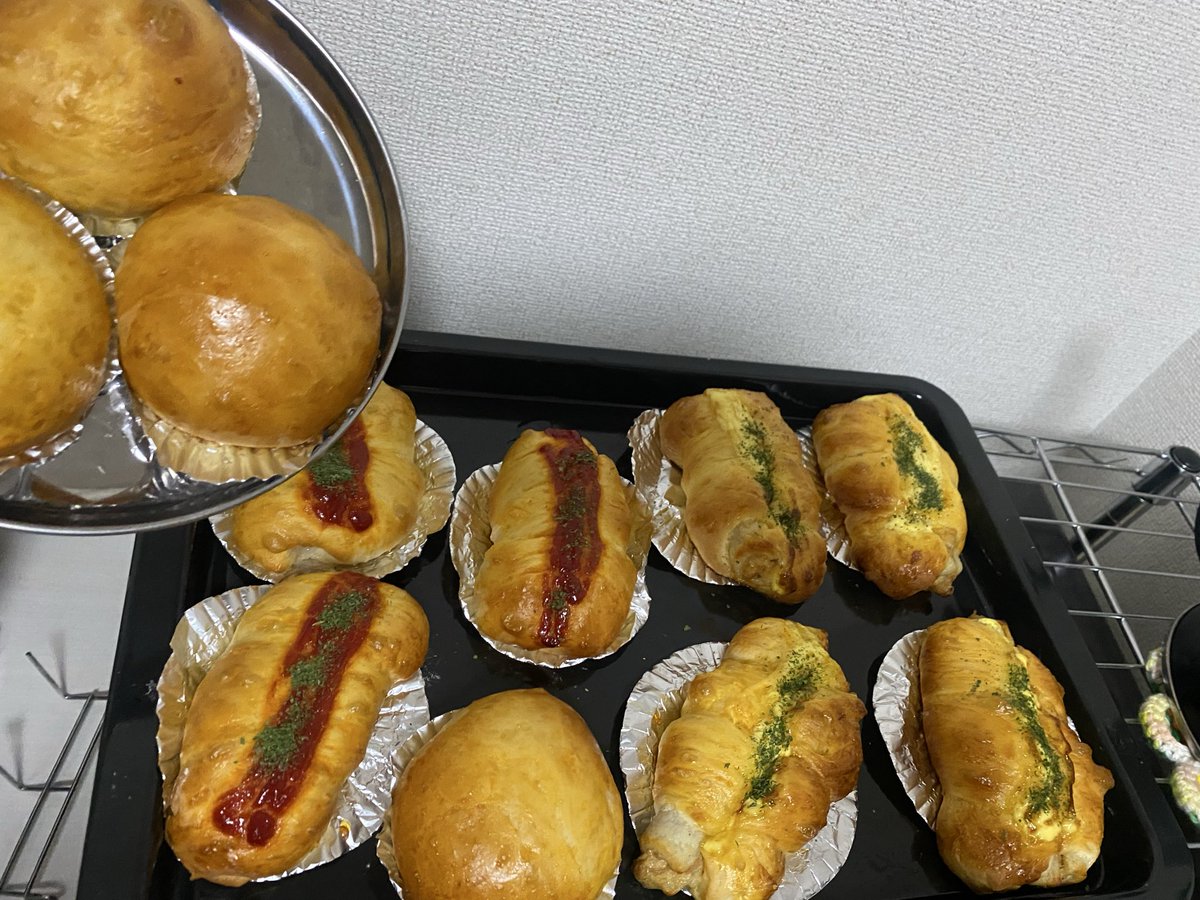 bonchida's tweet photo. 焼けたー！！
う、うまひょー！！！

暑いけど(；'ω'∩)

んで、これから明日のアヒージョ用のバケットも焼く

新しいオーブン、予熱時間も短いしオーブン使ったあとも冷ますのうるさくないし、焼けるの早いしいい感じよー
前使ってたのがめっちゃ古かったからかもだけど、凄く進化を感じてる👀 https://t.co/vF9YtSnRyG