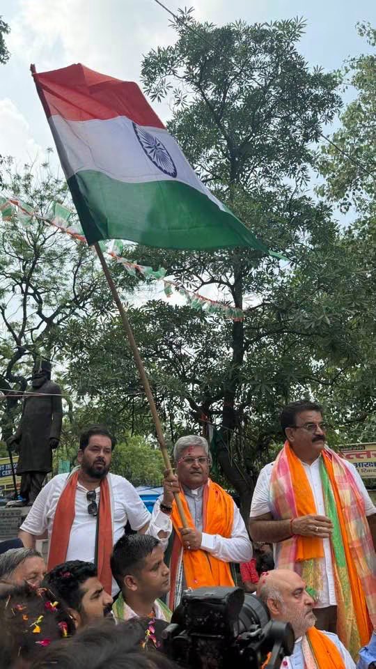 dushyanttgautam's tweet photo. आज पहाड़गंज, करोल बाग में हर घर तिरंगा अभियान के अन्तर्गत भाजपा करोल बाग जिला द्वारा आयोजित तिरंगा पदयात्रा में सम्मिलित हुआ।

इस अवसर पर श्री @adeshguptabjp , श्री विष्णु मित्तल जी, जिला अध्यक्ष श्री वीरेन्द्र बब्बर जी सहित अन्य वरिष्ठ नेतागण उपस्थित रहे। 

#HarGharTiranga https://t.co/PVR7l6yJgh